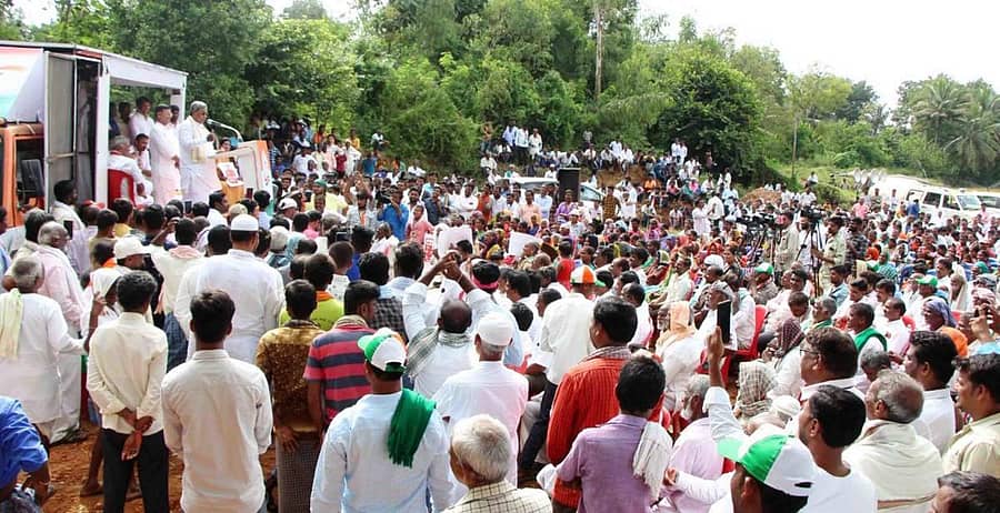 ಆಡೂರಿನಲ್ಲಿ ನಡೆದ ಪ್ರಚಾರ ಸಭೆಯಲ್ಲಿ ವಿಧಾನಸಭೆ ಪ್ರತಿಪಕ್ಷದ ನಾಯಕ ಸಿದ್ದರಾಮಯ್ಯ ಮಾತನಾಡಿದರು