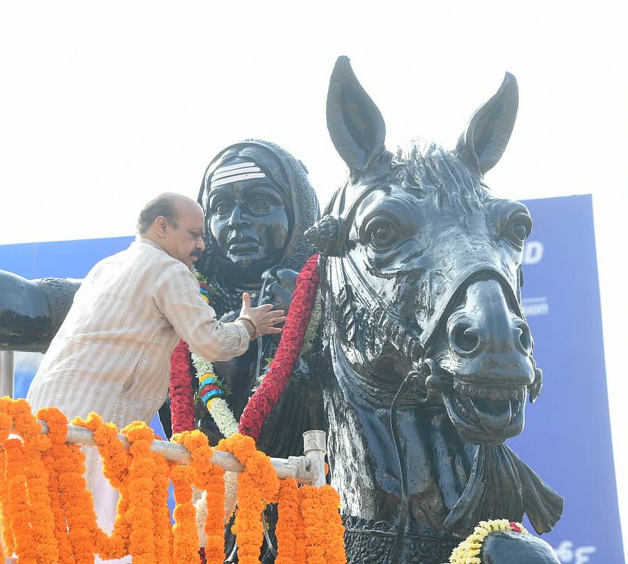ಹುಬ್ಬಳ್ಳಿಯಲ್ಲಿ ಶನಿವಾರ ಕಿತ್ತೂರು ಚನ್ನಮ್ಮ ಪ್ರತಿಮೆಗೆ ಮಾಲಾರ್ಪಣೆ ಮಾಡಿದ ಸಿಎಂ ಬಸವರಾಜ ಬೊಮ್ಮಾಯಿ