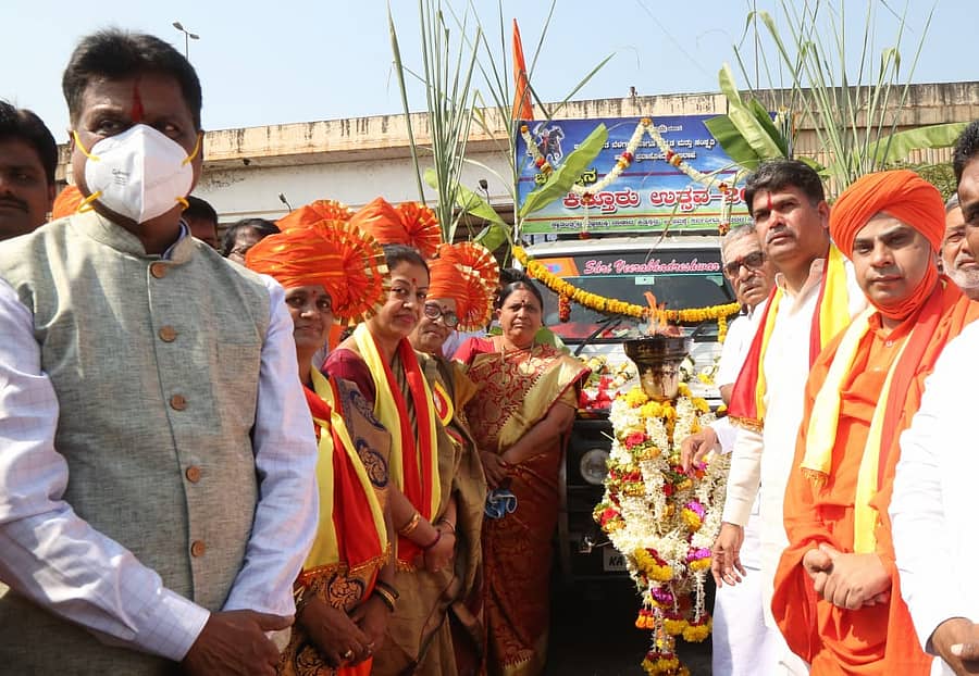 ಬೆಳಗಾವಿ: ವೀರ ಜ್ಯೋತಿಗೆ ಸ್ವಾಗತ, ಕಿತ್ತೂರು ಉತ್ಸವಕ್ಕೆ ಚಾಲನೆ