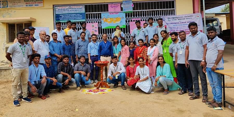 ಗೌಡಗೆರೆಯಲ್ಲಿ ನಡೆದ ರಾಸುಗಳ ಆರೋಗ್ಯ ತಪಾಸಣಾ ಶಿಬಿರದಲ್ಲಿ ಪಶು ವೈದ್ಯರಾದ ಡಾ.ಎಸ್.ಮಾರುತಿ, ಹಾಲು ಒಕ್ಕೂಟದ ವಿಸ್ತರಣಾಧಿಕಾರಿ ವಿಜಯಕುಮಾರ್, ಸಂಯೋಜನಾಧಿಕಾರಿ ಡಾ.ಸಿ.ನಾರಾಯಣಸ್ವಾಮಿ, ಗ್ರಾ.ಪಂ ಅಧ್ಯಕ್ಷರಾದ ತನುಜಾ ರಾಜಶೇಖರ್, ಸದಸ್ಯ ಹರೀಶ್, ಪವಿತ್ರಾ, ನಾರಾಯಣಸ್ವಾಮಿ, ನೀಲಕಂಠಯ್ಯ ಇದ್ದರು