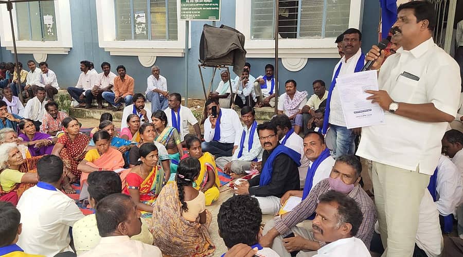 ದಲಿತ ಸಂಘರ್ಷ ಸಮಿತಿಯಿಂದ ಹಮ್ಮಿಕೊಂಡಿದ್ದ ಪ್ರತಿಭಟನೆಯಲ್ಲಿ ಸಮಿತಿಯ ರಾಜ್ಯ ಸಂಚಾಲಕ ಕೆ.ಸಿ. ರಾಜಾಕಾಂತ್ ಮಾತನಾಡಿದರು