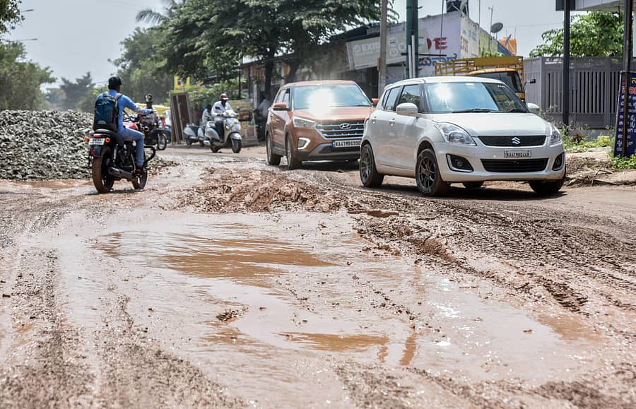 ಸೊಣ್ಣೇನಹಳ್ಳಿ ಜಂಕ್ಷನ್‌ನಲ್ಲಿ ಕೆಸರುಗದ್ದೆಯಾಗಿರುವ ರಸ್ತೆಯಲ್ಲಿ ವಾಹನಗಳು ಸಂಚರಿಸುತ್ತಿರುವುದು (ಎಡ ಚಿತ್ರ) ಉಲ್ಲಾಳು ಬಳಿ ಪೈಪ್‌ಲೈನ್ ಕಾಮಗಾರಿ ನಡೆಯುತ್ತಿದೆ            –ಪ್ರಜಾವಾಣಿ ಚಿತ್ರಗಳು/ಅನೂಪ್ ರಾಘ ಟಿ.