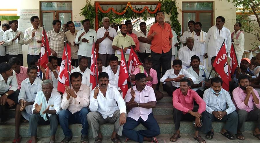 ಗುಡಿಬಂಡೆ ಪಟ್ಟಣದ ತಾಲ್ಲೂಕು ಕಚೇರಿ ಮುಂದೆ ಪ್ರಜಾ ಸಂಘರ್ಷ ಸಮಿತಿಯ ತಾಲ್ಲೂಕು ಕಾರ್ಯಕರ್ತರು ಹಮ್ಮಿಕೊಂಡಿದ್ದ ಪ್ರತಿಭಟನೆಯಲ್ಲಿ ಮಾಜಿ ಶಾಸಕ ಜಿ.ವಿ. ಶ್ರೀರಾಮರೆಡ್ಡಿ ಮಾತನಾಡಿದರು