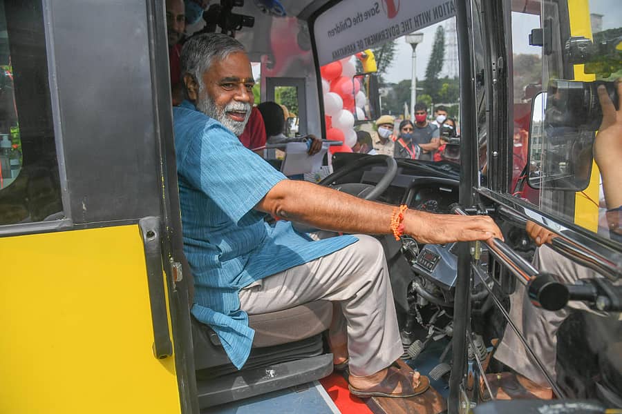 ಬಸ್ ಚಲಾಯಿಸಲು ಚಾಲಕನ ಆಸನವೇರಿದ ಬಿ.ಸಿ.ನಾಗೇಶ್ –ಪ್ರಜಾವಾಣಿ ಚಿತ್ರ