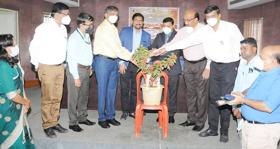 ತುಮಕೂರಿನಲ್ಲಿ ಹಮ್ಮಿಕೊಂಡಿದ್ದ ವಿಶ್ವ ಮಾನಸಿಕ ಆರೋಗ್ಯ ದಿನಾಚರಣೆ ಕಾರ್ಯಕ್ರಮವನ್ನು ಹಿರಿಯ ಸಿವಿಲ್ ನ್ಯಾಯಾಧೀಶರಾದ ರಾಘವೇಂದ್ರ ಶೆಟ್ಟಿಗಾರ್ ಗಿಡಕ್ಕೆ ನೀರೆರೆದು ಉದ್ಘಾಟಿಸಿದರು. ಜಿಲ್ಲಾ ಶಸ್ತ್ರ ಚಿಕಿತ್ಸಕ ಡಾ.ಟಿ.ವೀರಭದ್ರಯ್ಯ, ಮನೋವೈದ್ಯರಾದ ಡಿ.ಎಸ್.ಸುರೇಂದ್ರನಾಥ್, ಲೋಕೇಶ್ ಬಾಬು, ಡಿಎಚ್ಒ ಡಾ.ಎಂ.ಬಿ.ನಾಗೇಂದ್ರಪ್ಪ, ಡಾ.ಸರ್ವೇಶ್ ಕುಮಾರ್, ಡಾ.ಎಂ.ಚೇತನ್, ಡಾ.ಎನ್.ಟಿ.ಚಂದ್ರಪ್ಪ, ಡಾ.ಪುರುಷೋತ್ತಮ್, ಡಾ.ಮಹಿಮಾ ಇದ್ದರು