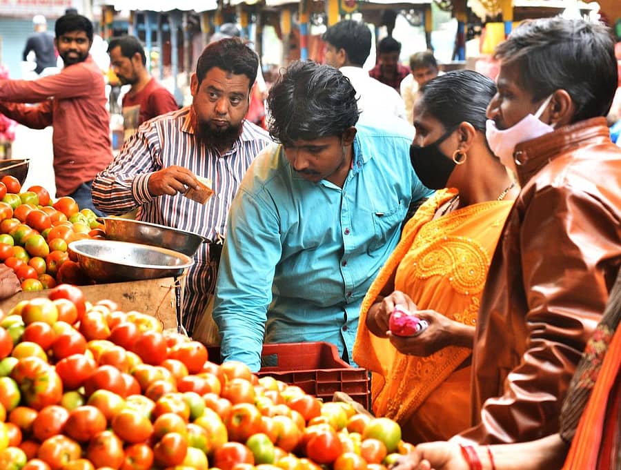ಕಲಬುರಗಿ ಸೂಪರ್ ಮಾರುಕಟ್ಟೆಯಲ್ಲಿ ಖರೀದಿಯಲ್ಲಿ ನಿರತರಾಗಿರುವ ಜನ