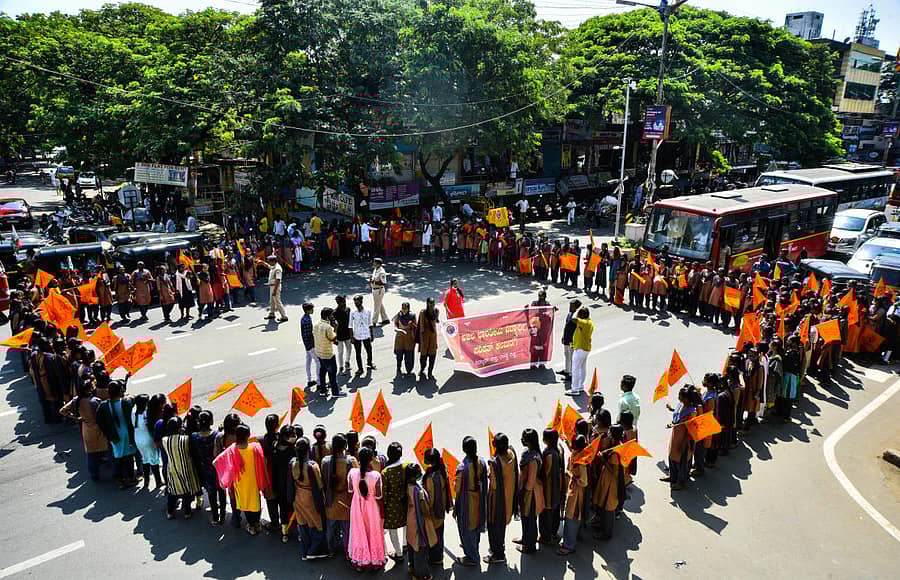 ಕಲಬುರಗಿಯ ಎಸ್ವಿಪಿ ವೃತ್ತದಲ್ಲಿ ಶುಕ್ರವಾರ ಎಬಿವಿಪಿ ಜಿಲ್ಲಾ ಘಟಕ ಕಾರ್ಯಕರ್ತರು ಹಾಗೂ ವಿದ್ಯಾರ್ಥಿನಿಯರು ಮಾನವ ಸರಪಳಿ ನಿರ್ಮಿಸಿ ಪ್ರತಿಭಟಿಸಿದರು