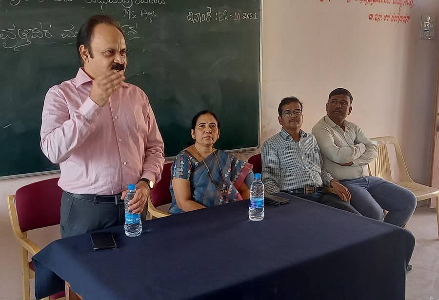 ಕಮಲಾಪುರ ಪಟ್ಟಣದ ಸರ್ಕಾರಿ ಪದವಿ ಪೂರ್ವ ಕಾಲೇಜಿನಲ್ಲಿ ಶುಕ್ರವಾರ ಆಯೋಜಿಸಿದ್ದ ವೃತ್ತಿಪರ ಮಾರ್ಗದರ್ಶನ ಉಪನ್ಯಾಸ ಕಾರ್ಯಕ್ರಮದಲ್ಲಿ ಕೆ.ಎಚ್. ರಾಘವೇಂದ್ರ ಮಾತನಾಡಿದರು. ಪ್ರಾಚಾರ್ಯೆ ಶಶಿಕಲಾ ಮಾಲಿ ಪಾಟೀಲ ಇದ್ದರು