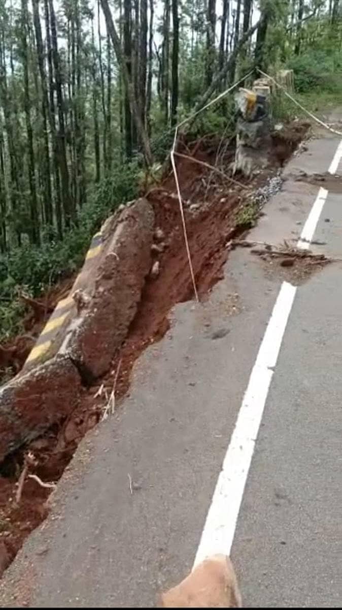 ಚಿಕ್ಕಮಗಳೂರು ತಾಲ್ಲೂಕಿನ ಗಿರಿ ಶ್ರೇಣಿಯ ಕವಿಕಲ್ಗಂಡಿ ಸಮೀಪದ ರಸ್ತೆ ಬದಿಯ ರಕ್ಷಣಾ ಗೋಡೆ ಕುಸಿದಿದೆ (ಎಡಚಿತ್ರ). ನರಸಿಂಹರಾಜಪುರ ತಾಲ್ಲೂಕು ವ್ಯಾಪ್ತಿಯಲ್ಲಿ ಗುರುವಾರ ರಾತ್ರಿ ಸುರಿದ ಭಾರಿ ಮಳೆಗೆ ಗದ್ದೆಮನೆ ಗ್ರಾಮದ ಸಂಪರ್ಕ ಸೇತುವೆಗೆ ಹಾನಿ ಸಂಭವಿಸಿದೆ.