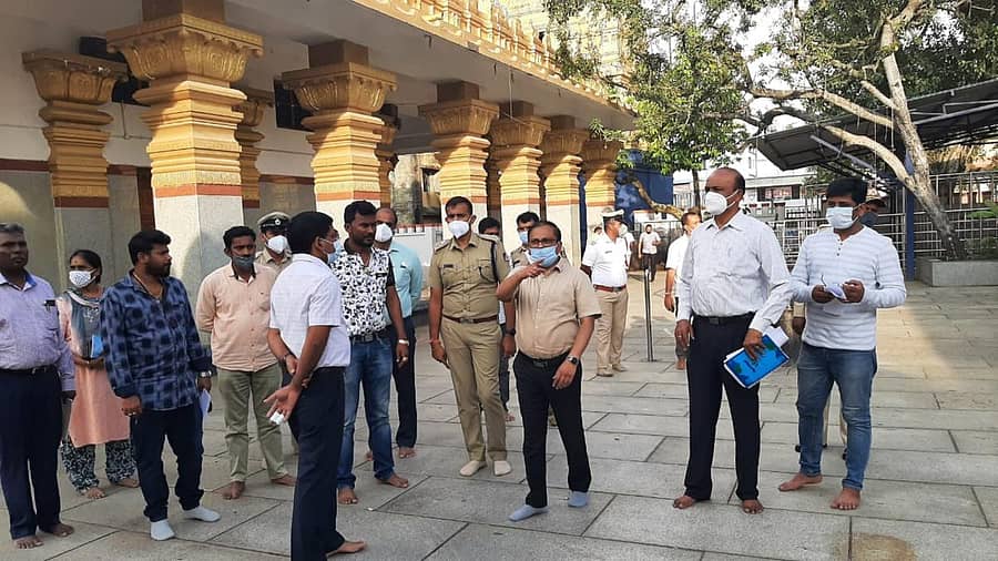 ಹಾಸನಾಂಬ ದೇವಾಲಯಕ್ಕೆ ಜಿಲ್ಲಾಧಿಕಾರಿ ಆರ್.ಗಿರೀಶ್‌ ಭೇಟಿ ನೀಡಿ, ಸಿದ್ಧತೆ ಪರಿಶೀಲಿಸಿದರು. ಆರ್‌.ಶ್ರೀನಿವಾಸ್ ಗೌಡ, ಬಿ.ಎ.ಜಗದೀಶ್‌, ಕೃಷ್ಣಮೂರ್ತಿ ಇದ್ದಾರೆ.