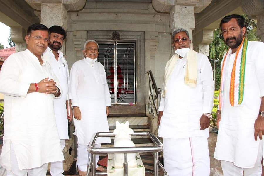 ಮಾರನಬೀಡದ ಪತ್ರೇಶ್ವರ ಮಠಕ್ಕೆ ಭೇಟಿ ನೀಡಿದ ಸಿದ್ದರಾಮಯ್ಯ ಚನ್ನಬಸವಣ್ಣ ಮಹಾರಾಜರ ಗದ್ದುಗೆಯ ದರ್ಶನ ಪಡೆದರು. ಶ್ರೀನಿವಾಸ್ ಮಾನೆ, ಆರ್.ವಿ.ದೇಶಪಾಂಡೆ, ವಿನಯ ಕುಲಕರ್ಣಿ, ಸಲೀಂ ಅಹ್ಮದ್ ಇದ್ದರು