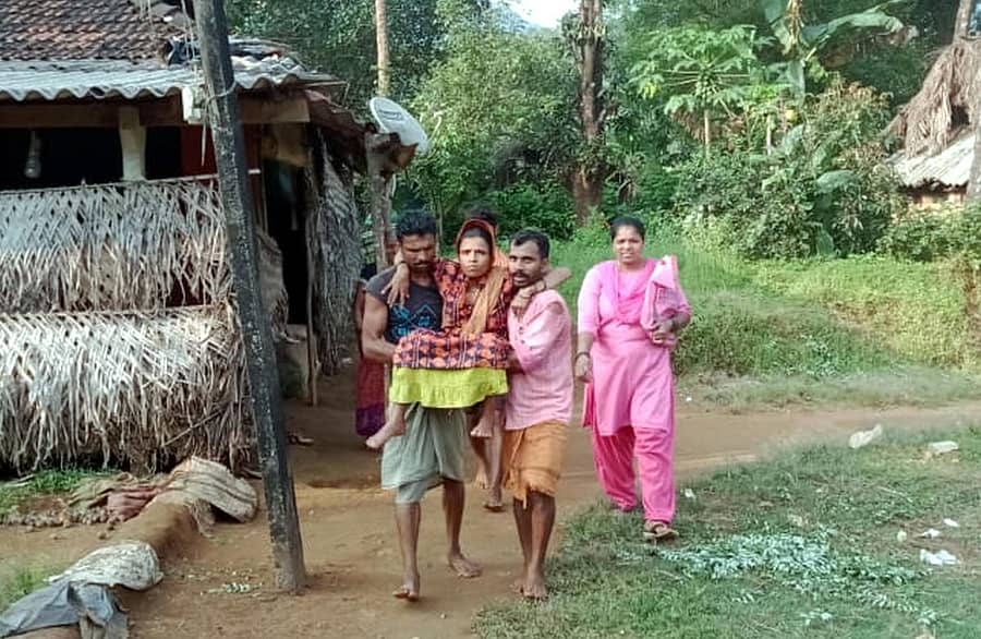 ಹೊನ್ನಾವರ ತಾಲ್ಲೂಕಿನ ಮಹಿಮೆ ಗ್ರಾಮದಲ್ಲಿ ಹಳ್ಳದ ಮತ್ತೊಂದು ಭಾಗದಲ್ಲಿರುವ ಆಂಬುಲೆನ್ಸ್ಗೆ ಬಾಣಂತಿಯನ್ನು ಕುಟುಂಬದ ಸದಸ್ಯರು ಎತ್ತಿ ಹಿಡಿದು ಕರೆದುಕೊಂಡು ಹೋದರು