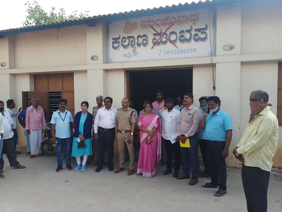 ಅತ್ತಿಬೆಲೆಯಲ್ಲಿ ಸರ್ಕಾರಿ ಜಾಗದಲ್ಲಿ ನಿರ್ಮಿಸಿದ್ದ ಕಲ್ಯಾಣ ಮಂಟಪವನ್ನು ವಶಕ್ಕೆ ಪಡೆದ ಜಿಲ್ಲಾಡಳಿತದ ಅಧಿಕಾರಿಗಳು
