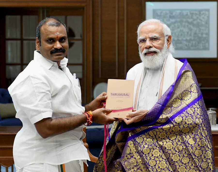 ಎಲ್. ಮುರುಗನ್ (ಎಡಬದಿಯಲ್ಲಿ ಇರುವವರು)