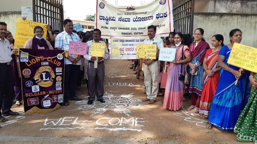 ಬೆಳಗಾವಿ ಶಹಾಪುರದ ಸರ್ಕಾರಿ ಸರಸ್ವತಿ ಬಾಲಕಿಯರ ಪದವಿಪೂರ್ವ ಕಾಲೇಜಿನ ರಾಷ್ಟ್ರೀಯ ಸೇವಾ ಯೋಜನೆಯ ಘಟಕದಿಂದ ‘ಆಜಾದಿ ಕಾ ಅಮೃತ ಮಹೋತ್ಸವ’ ಅಂಗವಾಗಿ ಸ್ವಚ್ಛ ಭಾರತ ಜಾಗೃತಿ ಜಾಥಾ ನಡೆಸಲಾಯಿತು