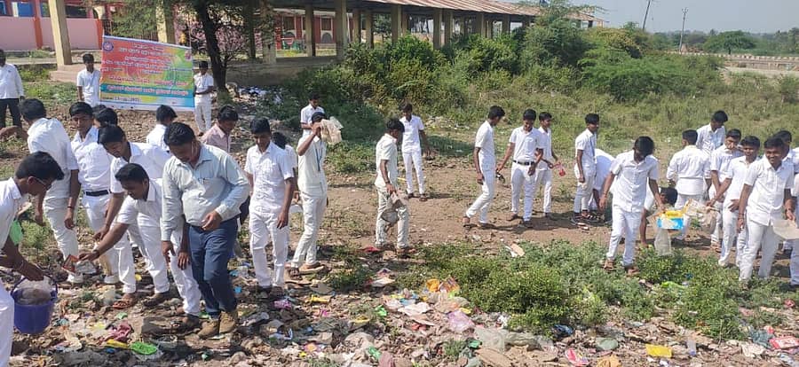 ಮುಗಳಖೋಡದ ಬ.ನೀ. ಕುಲಿಗೋಡ ಪದವಿ ಪೂರ್ವ ಕಾಲೇಜಿನ ರಾಷ್ಟ್ರೀಯ ಸೇವಾ ಯೋಜನೆಯ ಘಟಕದಿಂದ ಸ್ವಚ್ಛತಾ ಕಾರ್ಯಕ್ರಮದಲ್ಲಿ ವಿದ್ಯಾರ್ಥಿಗಳು ಭಾಗವಹಿಸಿದ್ದರು