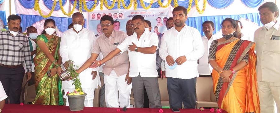 ಚಿತ್ರದುರ್ಗ ತಾಲ್ಲೂಕಿನ ಜಾನುಕೊಂಡದಲ್ಲಿ ಬಿಜೆಪಿ ಗ್ರಾಮಾಂತರ ಘಟಕದ ಹಮ್ಮಿಕೊಂಡಿದ್ದ ಸಭೆಯನ್ನು ಶಾಸಕ ಜಿ.ಎಚ್.ತಿಪ್ಪಾರೆಡ್ಡಿ ಉದ್ಘಾಟಿಸಿದರು. ಡಿಎಚ್ಒ ರಂಗನಾಥ್, ಬಿಜೆಪಿ ಮುಖಂಡರಾದ ನಂದಿ ನಾಗರಾಜ್, ಜಿ.ಟಿ.ಸುರೇಶ್ ಸಿದ್ದಾಪುರ, ಹನುಮಂತೇಗೌಡ, ಎ.ರೇಖಾ, ಚಿಂತಾಮಣಿ ಇದ್ದಾರೆ.