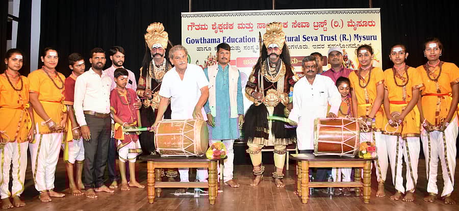 ಮೈಸೂರಿನ ಕಿರುರಂಗಮಂದಿರದಲ್ಲಿ ಗೌತಮ ಶೈಕ್ಷಣಿಕ ಮತ್ತು ಸಾಂಸ್ಕೃತಿಕ ಸೇವಾ ಟ್ರಸ್ಟ್ ಭಾನುವಾರ ಆಯೋಜಿಸಿದ್ದ ಜಾನಪದ ಸಂಭ್ರಮ–2021ರಲ್ಲಿ ಜನಪದ ಗಾಯನ ಮತ್ತು ಜನಪದ ನೃತ್ಯ ಕಾರ್ಯಕ್ರಮಕ್ಕೆ ರಂಗಕರ್ಮಿ ಎಚ್.ಜನಾರ್ಧನ್ ಡೋಲು ಬಡಿಯುವ ಮೂಲಕ ಚಾಲನೆ ನೀಡಿದರು. ಬಿ.ಎಂ.ರಾಮಚಂದ್ರು, ಕೃಷ್ಣಮೂರ್ತಿ ತಲಕಾಡು, ಕಲಾವಿದರಿದ್ದಾರೆ