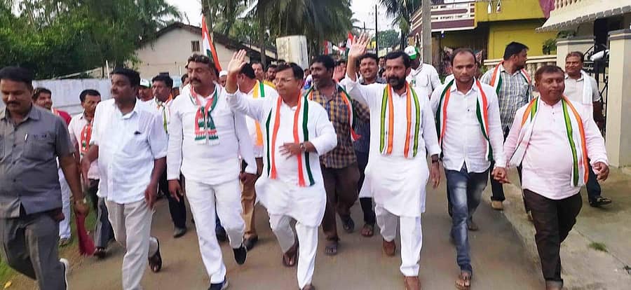 ಹಾನಗಲ್ನಲ್ಲಿ ಕೆಪಿಸಿಸಿ ಕಾರ್ಯಾಧ್ಯಕ್ಷ ಸಲೀಂ ಅಹ್ಮದ್ ಹಾಗೂ ಕಾಂಗ್ರೆಸ್ ಅಭ್ಯರ್ಥಿ ಶ್ರೀನಿವಾಸ ಮಾನೆ ಪಾದಯಾತ್ರೆ ಮೂಲಕ ಮತಯಾಚನೆ ನಡೆಸಿದರು