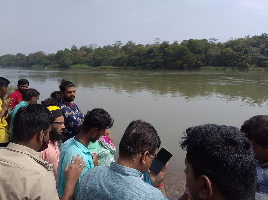 ಬಾಲಕನ ಶೋಧ ಕಾರ್ಯದ ಸ್ಥಳದಲ್ಲಿ ಸೇರಿರುವ ಸಾರ್ವಜನಿಕರು ಮತ್ತು ಪೊಲೀಸರು