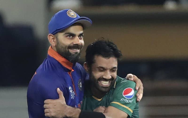 ಮೊಹಮ್ಮದ್ ರಿಜ್ವಾನ್‌ರನ್ನು ಅಭಿನಂದಿಸಿದ ವಿರಾಟ್‌ ಕೊಹ್ಲಿ