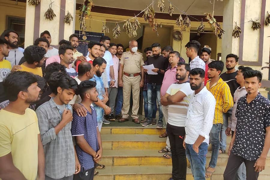 ಗೋವುಗಳನ್ನು ಕಳವು ಮಾಡುತ್ತಿರುವವರ ವಿರುದ್ಧ ಕ್ರಮ ಜರುಗಿಸುವಂತೆ ಒತ್ತಾಯಿಸಿ ಸಾಗರದಲ್ಲಿ ಭಾನುವಾರ ಬಿಜೆಪಿ ಯುವ ಮೋರ್ಚಾದಿಂದ ಪೊಲೀಸರಿಗೆ ಮನವಿ ಸಲ್ಲಿಸಲಾಯಿತು.