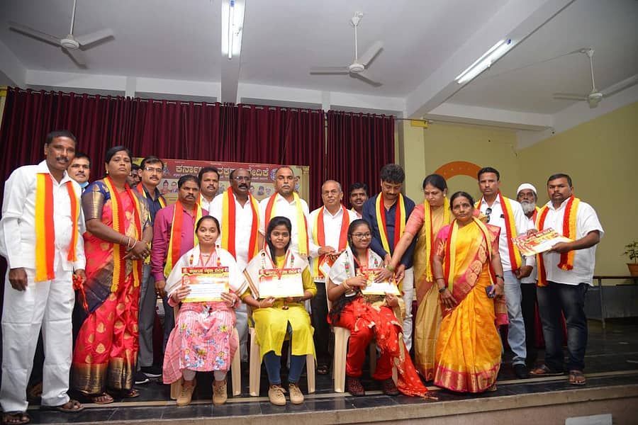 ಎಸ್ಸೆಸ್ಸೆಲ್ಸಿ ಪರೀಕ್ಷೆಯಲ್ಲಿ ಕನ್ನಡ ವಿಷಯದಲ್ಲಿ 125ಕ್ಕೆ 125 ಅಂಕಗಳನ್ನು ಪಡೆದಿರುವ ವಿದ್ಯಾರ್ಥಿಗಳಿಗೆ ದಾವಣಗೆರೆ ಗುರು ಭವನದಲ್ಲಿ ಭಾನುವಾರ ಕರ್ನಾಟಕ ರಕ್ಷಣಾ ವೇದಿಕೆಯ ಜಿಲ್ಲಾ ಘಟಕದಿಂದ ಜ್ಞಾನಕಾಶಿ ಪ್ರಶಸ್ತಿ ಪ್ರದಾನ ಮಾಡಲಾಯಿತು