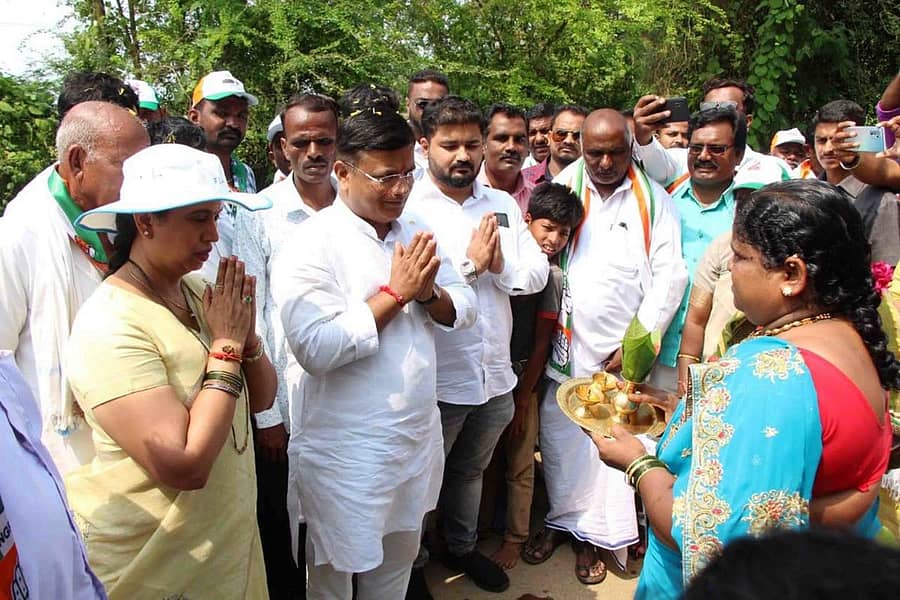 ಬ್ಯಾಗವಾದಿಯಲ್ಲಿ ಪ್ರಚಾರಕ್ಕೆ ಬಂದಿದ್ದ ಲಕ್ಷ್ಮಿ ಹೆಬ್ಬಾಳಕರ ಹಾಗೂ ಶ್ರೀನಿವಾಸ್ ಮಾನೆ ಅವರಿಗೆ ಮಹಿಳೆಯರು ಆರತಿ ಬೆಳಗಿ ಸ್ವಾಗತಿಸಿದರು