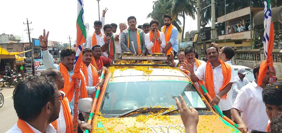 ಪ್ರಚಾರಕ್ಕೆ ಬಂದ ಬಿಜೆಪಿ ರಾಜ್ಯ ಘಟಕದ ಉಪಾಧ್ಯಕ್ಷ ಬಿ.ವೈ. ವಿಜಯೇಂದ್ರ ಅವರನ್ನು ಕಾರ್ಯಕರ್ತರು ಮೆರವಣಿಗೆ ಮಾಡಿದರು