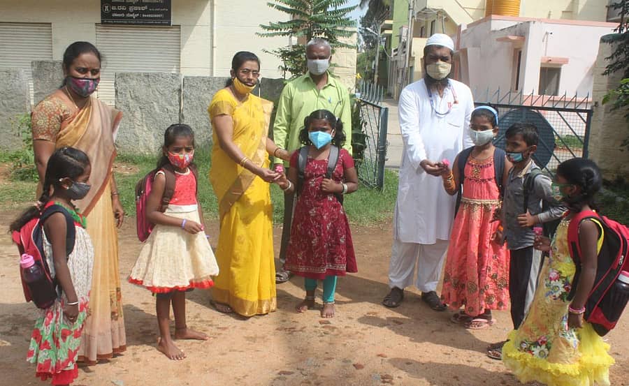 ಕೋಲಾರದಲ್ಲಿ ಸೋಮವಾರ ಪುನರಾರಂಭವಾದ ಪಿ.ಸಿ ಬಡಾವಣೆಯ ಸರ್ಕಾರಿ ಕಿರಿಯ ಪ್ರಾಥಮಿಕ ಶಾಲೆಗೆ ಬಂದ ಮಕ್ಕಳಿಗೆ ಶಿಕ್ಷಕರು ಹೂವು ಕೊಟ್ಟು ಸ್ವಾಗತಿಸಿದರು