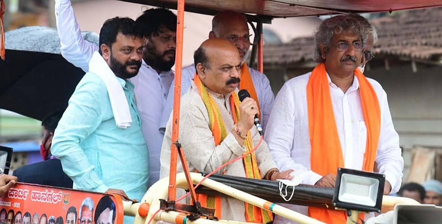 ಹಾನಗಲ್ ತಾಲ್ಲೂಕಿನ ಯಳವಟ್ಟಿ ಗ್ರಾಮದಲ್ಲಿ ಸೋಮವಾರ ಮುಖ್ಯಮಂತ್ರಿ ಬಸವರಾಜ ಬೊಮ್ಮಾಯಿ ಚುನಾವಣಾ ಪ್ರಚಾರ ಸಭೆಯಲ್ಲಿ ಮಾತನಾಡಿದರು. ಶಾಸಕ ಅಮೃತ ದೇಸಾಯಿ, ಕಾರ್ಮಿಕ ಇಲಾಖೆ ಸಚಿವ ಶಿವರಾಮ ಹೆಬ್ಬಾರ, ಸಂಸದ ಶಿವಕುಮಾರ ಉದಾಸಿ ಇದ್ದಾರೆ