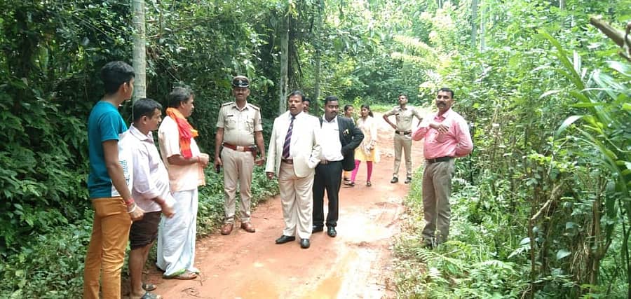 ಸುಳ್ಯ ನ್ಯಾಯಾಲಯದ ಹಿರಿಯ ಸಿವಿಲ್ ನ್ಯಾಯಾಧೀಶ ಸೋಮಶೇಖರ್ ಸ್ಥಳಕ್ಕೆ ಭೇಟಿ ನೀಡಿ ಪರಿಶೀಲಿಸಿದರು.