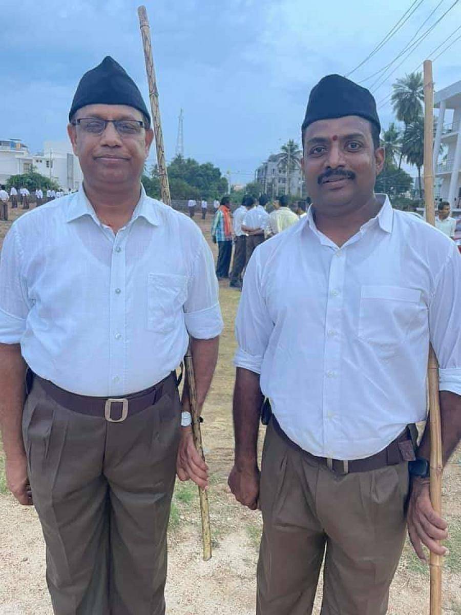 ಆರ್ಎಸ್ಎಸ್ ಪಥ ಸಂಚಲನದಲ್ಲಿ ಭಾಗವಹಿಸಿದ್ದ ನಗರಸಭೆ ಪೌರಾಯುಕ್ತ ಉಮಾಕಾಂತ್ (ಎಡಗಡೆ ಇರುವವರು)