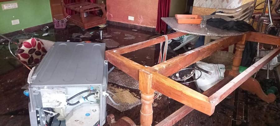 ಕುಣಿಗಲ್ ತಾಲ್ಲೂಕು ಭೈರನಾಯಕನಹಳ್ಳಿಯಲ್ಲಿ ಅಪ್ರಾಪ್ತೆಯ ಕಡೆಯವರಿಂದ ಪ್ರಿಯಕರನ ಮನೆಯ ಪೀಠೋಪಕರಣ ದ್ವಂಸವಾಗಿರುವುದು.