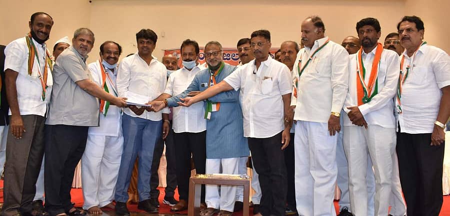 ದಕ್ಷಿಣ ಪದವೀಧರ ಕ್ಷೇತ್ರದ ಸದಸ್ಯರ ನೋಂದಣಿ ಪ್ರಕ್ರಿಯೆಗೆ ಕಾಂಗ್ರೆಸ್‌ ಮುಖಂಡ ಎನ್‌.ಚಲುವರಾಯಸ್ವಾಮಿ ಚಾಲನೆ ನೀಡಿದರು. ಸಿ.ಡಿ.ಗಂಗಾಧರ್‌, ರಾಮಕೃಷ್ಣ, ಗಣಿಗ ರವಿ, ಎಂ.ಎಸ್‌.ಆತ್ಮಾನಂದ, ಪಿ.ಎಂ.ನರೇಂದ್ರಸ್ವಾಮಿ, ಮಧು ಮಾದೇಗೌಡ ಇದ್ದಾರೆ