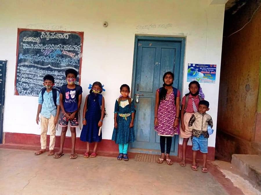 ಬಾಳೆಹೊನ್ನೂರು ಸಮೀಪದ ಅತ್ತಿಕೊಡಿಗೆ ಗ್ರಾಮ ಪಂಚಾಯಿತಿ ವ್ಯಾಪ್ತಿಯ ಕಲ್ಲುಗುಡ್ಡೆ ಹಿರಿಯ ಪ್ರಾಥಮಿಕ ಶಾಲೆಯಲ್ಲಿ ವಿದ್ಯಾರ್ಥಿಗಳು ಶಿಕ್ಷಕರಿಗಾಗಿ ಕಾಯುತ್ತಿರುವುದು