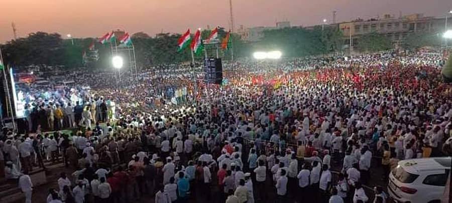 ಸಿಂದಗಿ ಪಟ್ಟಣದ ಎಚ್.ಜಿ.ಹೈಸ್ಕೂಲ್ ಆವರಣದಲ್ಲಿ ಮಂಗಳವಾರ ಹಮ್ಮಿಕೊಂಡಿದ್ದ ಕಾಂಗ್ರೆಸ್ ಸಾರ್ವಜನಿಕ ಸಮಾವೇಶದಲ್ಲಿ ಪಾಲ್ಗೊಂಡಿದ್ದಅಪಾರ ಜನೋಸ್ತೋಮ