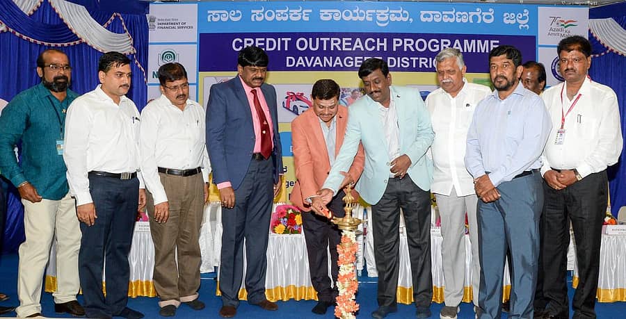 ದಾವಣಗೆರೆಯ ತೊಗಟವೀರ ಕಲ್ಯಾಣ ಮಂಟಪದಲ್ಲಿ ಬುಧವಾರ ಹಮ್ಮಿಕೊಂಡಿದ್ದ ಸಾಲ ಸಂಪರ್ಕ ಕಾರ್ಯಕ್ರಮವನ್ನು ಜಿಲ್ಲಾಧಿಕಾರಿ ಮಹಾಂತೇಶ ಬೀಳಗಿ ಉದ್ಘಾಟಿಸಿದರು. –ಪ್ರಜಾವಾಣಿ ಚಿತ್ರ