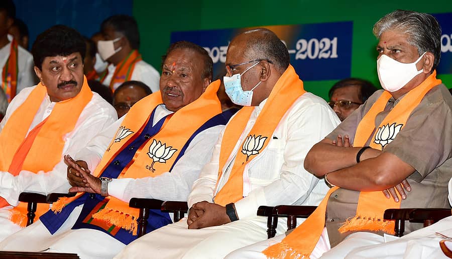 ಬೆಂಗಳೂರಿನಲ್ಲಿ ಬುಧವಾರ ಬಿಜೆಪಿ ರಾಜ್ಯ ಒಬಿಸಿ ಮೋರ್ಚಾ ಕಾರ್ಯಕರ್ತರ ಸಮಾವೇಶದ ಉದ್ಘಾಟನಾ ಸಮಾರಂಭದಲ್ಲಿ (ಎಡದಿಂದ) ಒಬಿಸಿ ಮೋರ್ಚಾ ರಾಜ್ಯಾಧ್ಯಕ್ಷ ನೆ.ಲ ನರೇಂದ್ರಬಾಬು, ಗ್ರಾಮೀಣಾಭಿವೃದ್ಧಿ ಮತ್ತು ಪಂಚಾಯತ್ ರಾಜ್ ಸಚಿವ ಕೆ.ಎಸ್. ಈಶ್ವರಪ್ಪ, ರಾಜ್ಯ ಪ್ರಧಾನ ಕಾರ್ಯದರ್ಶಿ (ಸಂಘಟನೆ) ಅರುಣ್ ಕುಮಾರ್ ಮತ್ತು ವಿಧಾನಪರಿಷತ್ ಸದಸ್ಯ ರಘುನಾಥ ರಾವ್ ಮಲ್ಕಾಪುರೆ ಇದ್ದರು