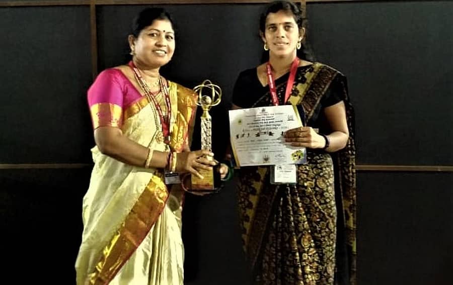 ಸರ್ಕಾರಿ ನೌಕರರ ರಾಜ್ಯಮಟ್ಟದ ಕ್ರೀಡಾಕೂಟದಲ್ಲಿ ಪ್ರಥಮ ಸ್ಥಾನ ಪಡೆದ ಉಮಾ ಹೆಗ್ಗಡೆ ಟ್ರೋಪಿ ಸ್ವೀಕರಿಸುತ್ತಿರುವುದು