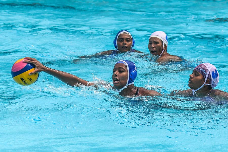 ಪೊಲೀಸ್ ತಂಡದ ಎದುರಿನ ವಾಟರ್ ಪೋಲೊ ಪಂದ್ಯದಲ್ಲಿ ಕರ್ನಾಟಕದ ವಿಶಾಖ (ಎಡ) ಅವರಿಂದ ಚೆಂಡನ್ನು ಕಸಿದುಕೊಳ್ಳಲು ಎದುರಾಳಿ ತಂಡದ ಟೀನಾ ಪ್ರಯತ್ನಿಸಿದರು –ಪ್ರಜಾವಾಣಿ ಚಿತ್ರ/ಎಸ್‌.ಕೆ.ದಿನೇಶ್‌