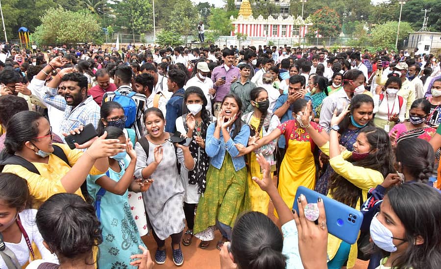 ಜಯನಗರ 5ನೇ ಬ್ಲಾಕ್ ನ ಚಂದ್ರಗುಪ್ತ ಮೌರ್ಯ (ಶಾಲಿನಿ) ಕ್ರೀಡಾಂಗಣದಲ್ಲಿ ಕನ್ನಡಕ್ಕಾಗಿ ನಾವು ಅಭಿಯಾನ ಕಾರ್ಯಕ್ರಮದಲ್ಲಿ ಕಾಲೇಜಿನ ವಿದ್ಯಾರ್ಥಿಗಳು -‘ಹುಟ್ಟಿದರೆ ಕನ್ನಡ ನಾಡಲ್ಲಿ ಹುಟ್ಟಬೇಕು’ ಗೀತೆಗೆ ಕುಣಿದು ಕುಪ್ಪಳಿಸಿದರು