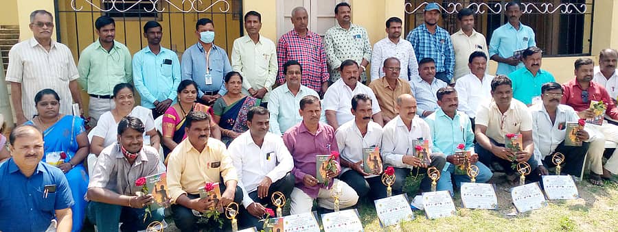 ರಾಜ್ಯ ಸರ್ಕಾರಿ ನೌಕರರ ರಾಜ್ಯ ಮಟ್ಟದ ಕ್ರೀಡಾಕೂಟದ ಜನಪದ ನೃತ್ಯದಲ್ಲಿ ರಾಜ್ಯಕ್ಕೆ ಪ್ರಥಮ ಸ್ಥಾನ ಪಡೆದ ರೋಣ ತಾಲ್ಲೂಕಾ ಸರ್ಕಾರಿ ಪ್ರಾಥಮಿಕ ಶಾಲಾ ಶಿಕ್ಷಕರ ತಂಡದ ಸದಸ್ಯರನ್ನು ಸನ್ಮಾನಿಸಲಾಯಿತು