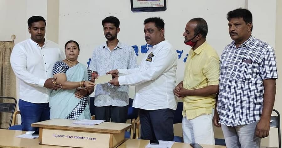 ಮೈಸೂರಿನ ಪತ್ರಕರ್ತರ ಭವನದಲ್ಲಿ ಶುಕ್ರವಾರ ನಡೆದ ಪತ್ರಿಕಾಗೋಷ್ಠಿಯಲ್ಲಿ ₹23 ಸಾವಿರ ನೆರವನ್ನು ವಿನೋದ್‌ ರಾವ್‌ ಅವರಿಗೆ ನೀಡಲಾಯಿತು