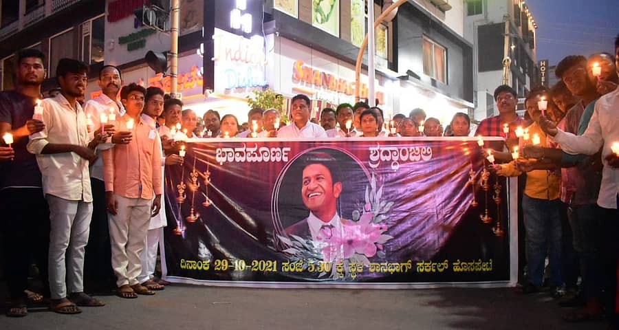 ತಹಶೀಲ್ದಾರ್ ಕಚೇರಿ ಬಳಿ ಶುಕ್ರವಾರ ರಾತ್ರಿ ಬ್ಲಾಕ್ ಕಾಂಗ್ರೆಸ್ನಿಂದ ಶ್ರದ್ಧಾಂಜಲಿ ಸಲ್ಲಿಸಲಾಯಿತು.