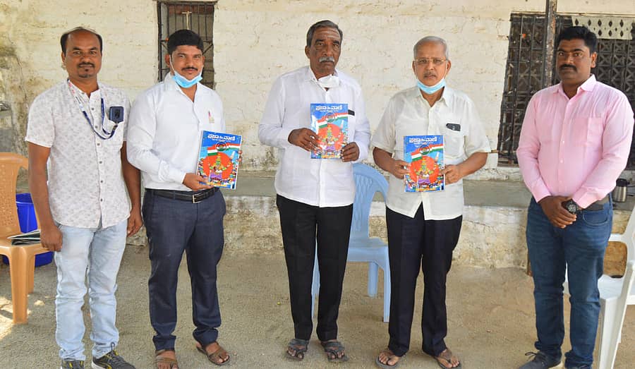 ಯಾದಗಿರಿ ಶಾಸಕ ವೆಂಕಟರೆಡ್ಡಿ ಮುದ್ನಾಳ ಅವರ ಜನಸಂಪರ್ಕ ಕಚೇರಿಯಲ್ಲಿ ‘ಪ್ರಜಾವಾಣಿ’ ಪತ್ರಿಕೆ ಹೊರ ತಂದಿರುವ ‘ದೀಪಾವಳಿ’ ವಿಶೇಷಾಂಕವನ್ನು ಶಾಸಕ ವೆಂಕಟರೆಡ್ಡಿ ಮುದ್ನಾಳ, ಮಾಜಿ ಶಾಸಕ ವೀರಬಸವಂತರೆಡ್ಡಿ ಮುದ್ನಾಳ ಅವರು ಬಿಡುಗಡೆ ಮಾಡಿದರು