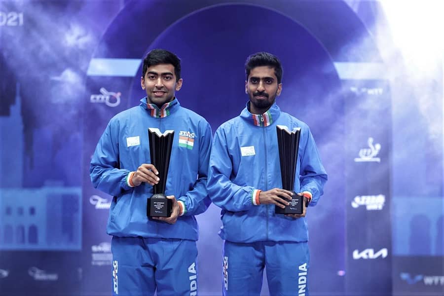 ಪ್ರಶಸ್ತಿಯೊಂದಿಗೆ ಹರ್ಮೀತ್ ದೇಸಾಯಿ (ಎಡ) ಹಾಗೂ ಜಿ. ಸತ್ಯನ್– ಟ್ವಿಟರ್ ಚಿತ್ರ