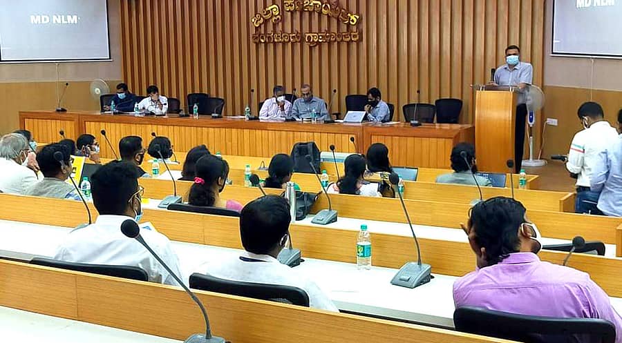 ದೇವನಹಳ್ಳಿ ತಾಲ್ಲೂಕಿನ ಬೀರಸಂದ್ರದ ಜಿಲ್ಲಾಡಳಿತ ಭವನದ ಜಿಲ್ಲಾ ಪಂಚಾಯಿತಿ ಸಭಾಂಗಣದಲ್ಲಿ ಅಧಿಕಾರಿಗಳೊಂದಿಗೆ ನಡೆದ ಸಭೆಯಲ್ಲಿ ಮುಖ್ಯ ಕಾರ್ಯ ನಿರ್ವಹಣಾಧಿಕಾರಿ ಎಂ.ಆರ್. ರವಿಕುಮಾರ್ ಮಾತನಾಡಿದರು