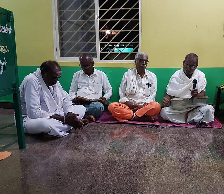 ಮರಿಗೇಂದ್ರಪ್ಪ ಅವರು ದೇವಿ ಮಹಾತ್ಮೆ ವಾಚಿಸುತ್ತಿರುವುದು (ಮೈಕ್ ಹಿಡಿದಿರುವವರು)