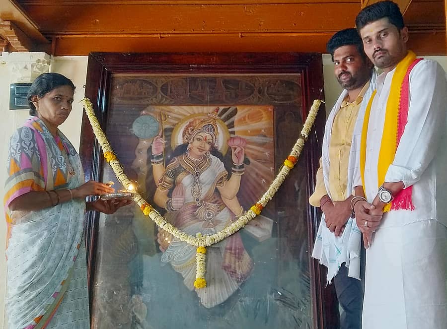 ನರೇಗಲ್ ಸಮೀಪದ ಜಕ್ಕಲಿ ಗ್ರಾಮದದಲ್ಲಿ ಭುವನೇಶ್ವರಿಯ ಚಿತ್ರಕ್ಕೆ ಪೂಜೆ ಸಲ್ಲಿಸುತ್ತಿರುವ ದೊಡ್ಡಮೇಟಿ ಕುಟುಂಬಸ್ಥರು